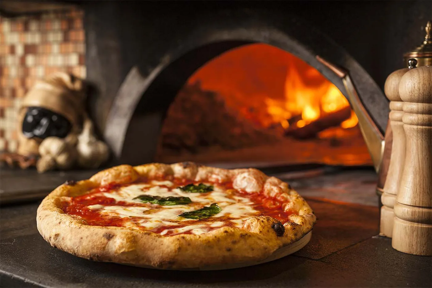 Pizza napolitana entrando en el horno a 450 grados