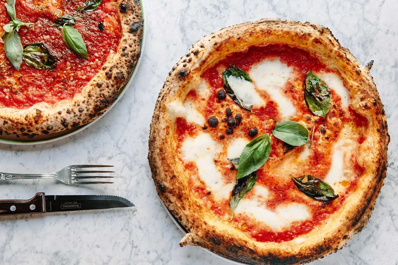 Dos pizzas napolitanas recién horneadas en el local de Barajas