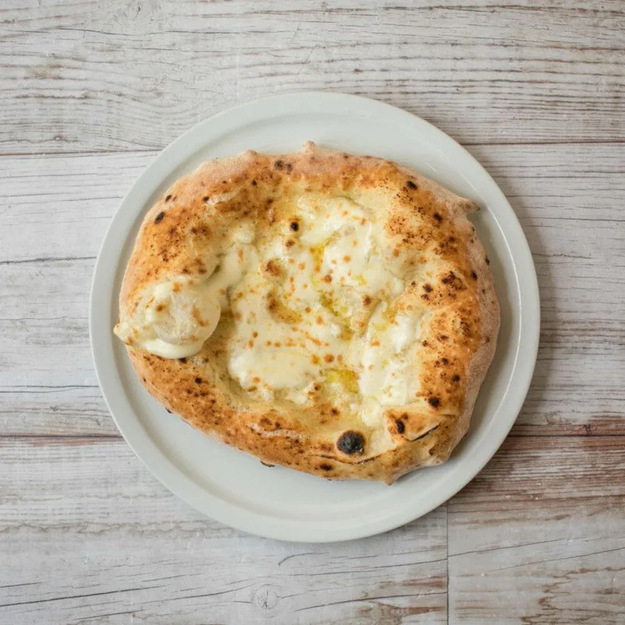 Pizza Carbonara con base de nata y guanciale