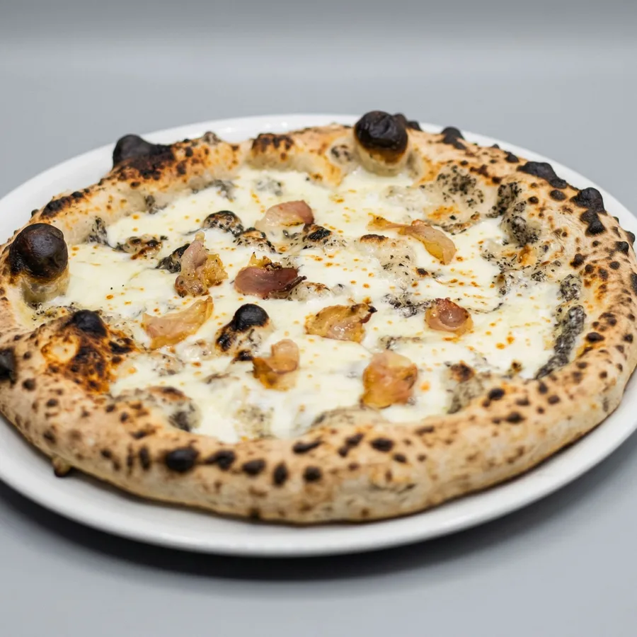 Pizza Cuatro Quesos con gorgonzola, emmental y parmesano