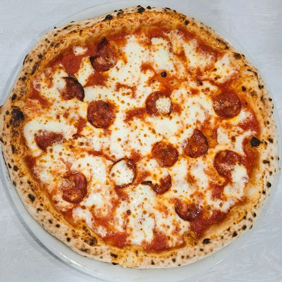 Pizza Diavola con salami poco picante