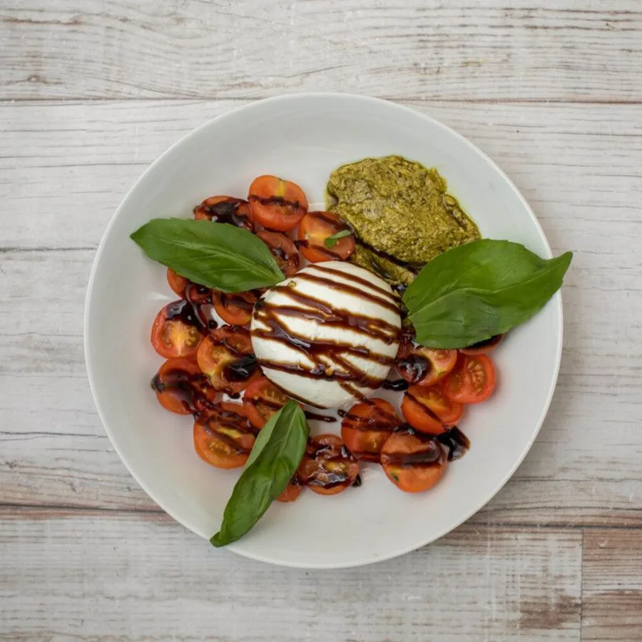 Ensalada de mozzarella de búfala con tomate cherry y pesto