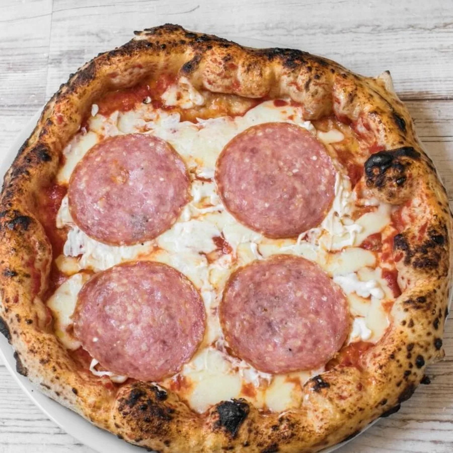 Pizza La Milanese con scamorza ahumada, ricotta y salame milano