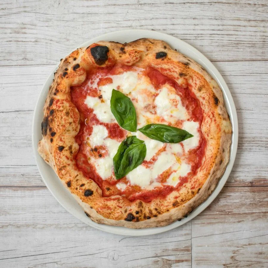 Pizza Margherita con tomate, mozzarella fiordilatte y albahaca