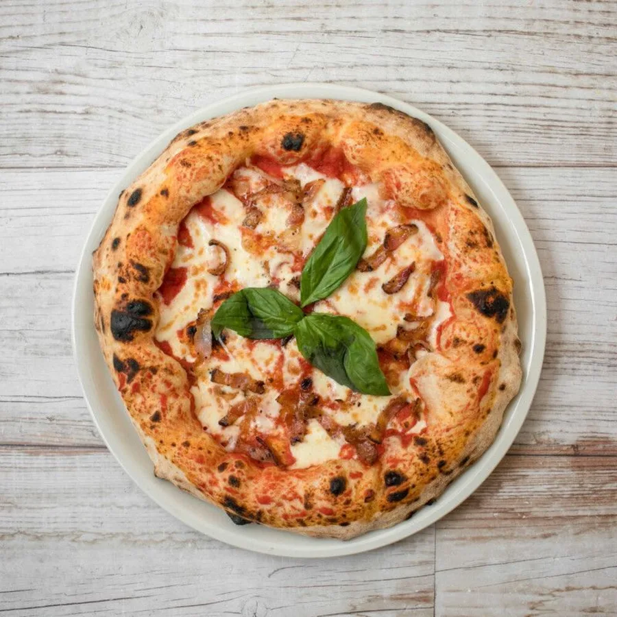 Pizza Porchetta con champiñones y tomate fresco