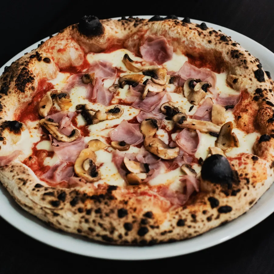 Pizza Prosciutto e Funghi con jamón York y champiñones