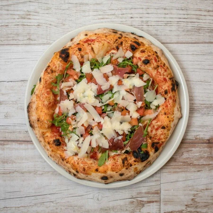 Pizza Serrano con jamón serrano, rúcula y lascas de parmesano