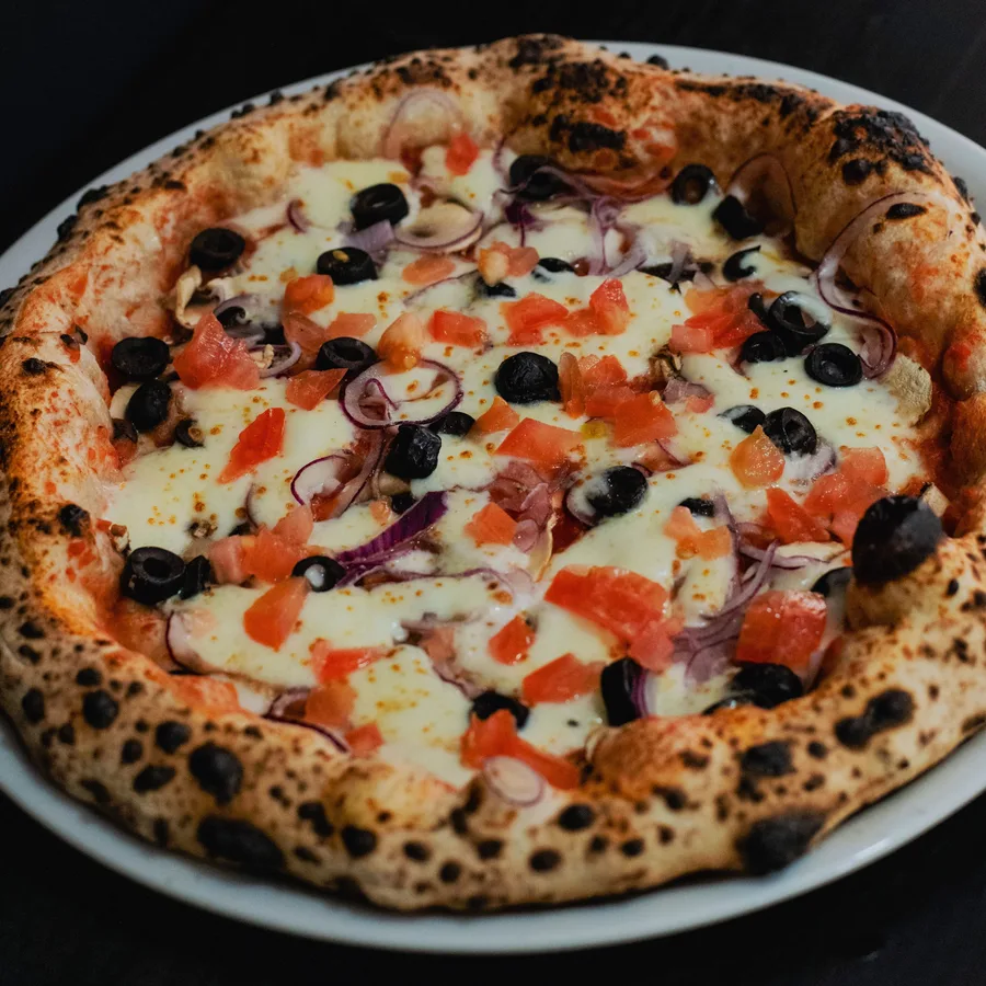 Pizza Vegetariana con cebolla roja, champiñones y aceitunas negras